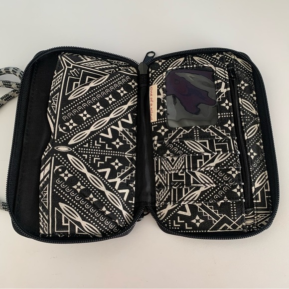 KAVU Go Time Crossbody Wallet Geometric Black White Southwest Aztec Western Zip - Picture 7 of 12